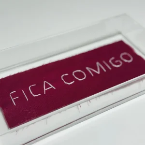 Quadro bordado Fica Comigo